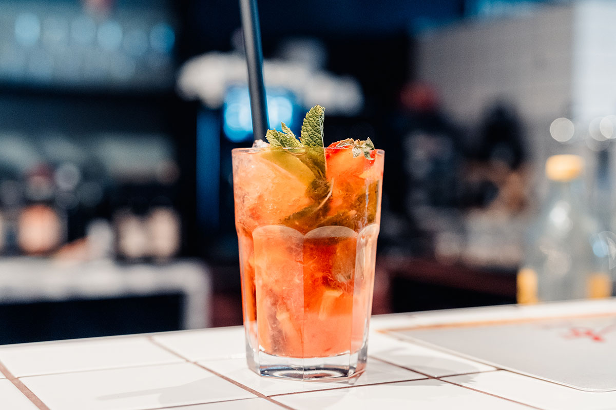 Cocktail fruité servi au bar du restaurant Golden Palace Comédie Centrale