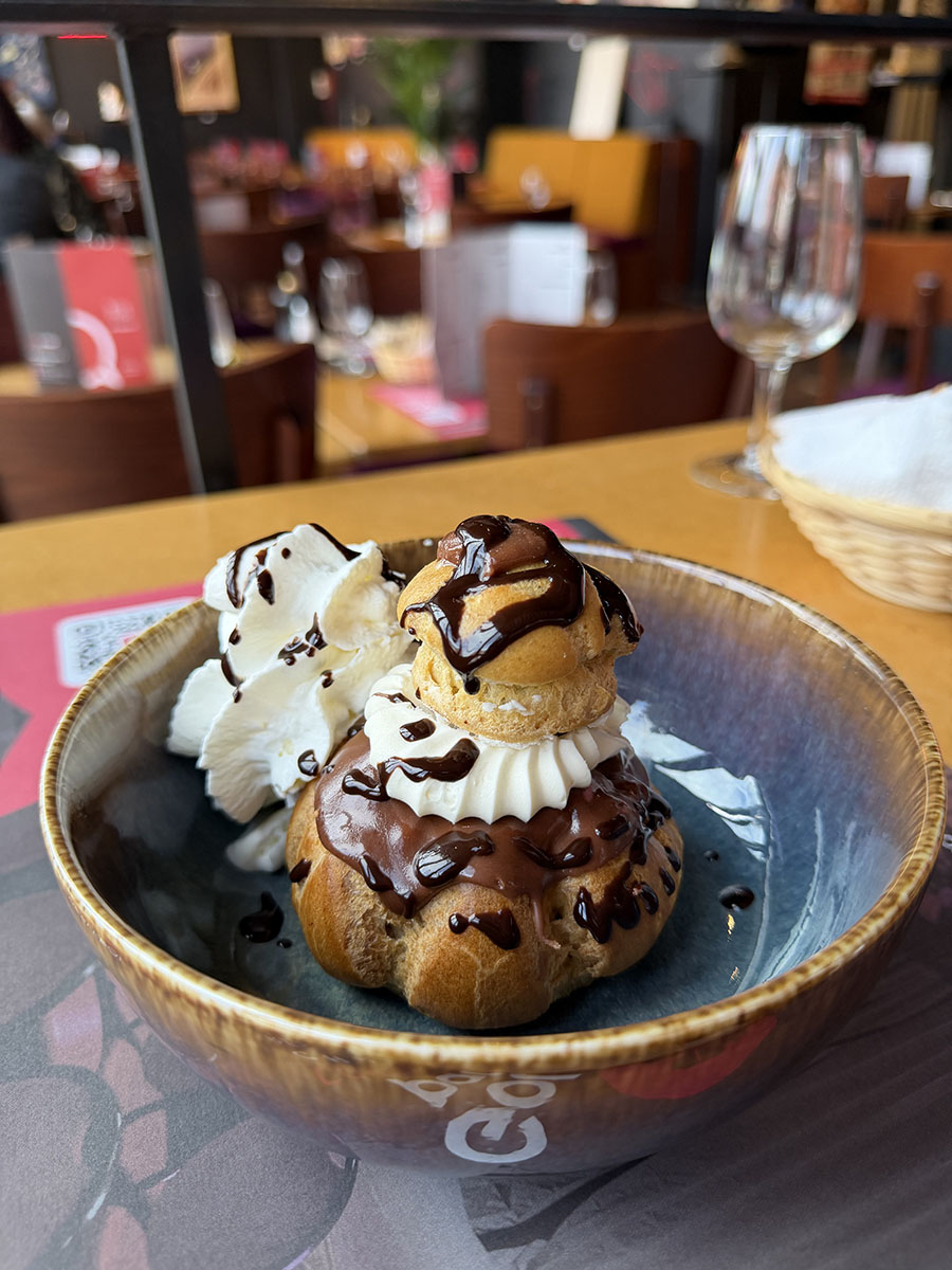 Chou glacé au chocolat, dessert du restaurant Golden Palace Comédie Centrale